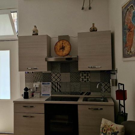 4 Via Valona - Executive Luxury Apartment Bari Exteriör bild