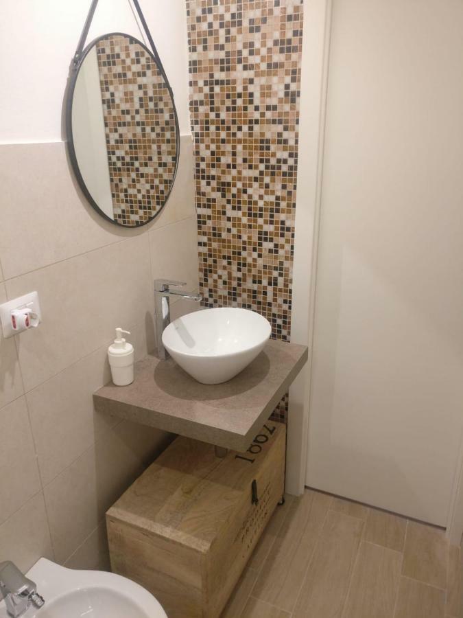 4 Via Valona - Executive Luxury Apartment Bari Exteriör bild