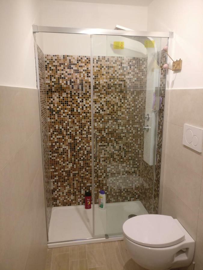 4 Via Valona - Executive Luxury Apartment Bari Exteriör bild
